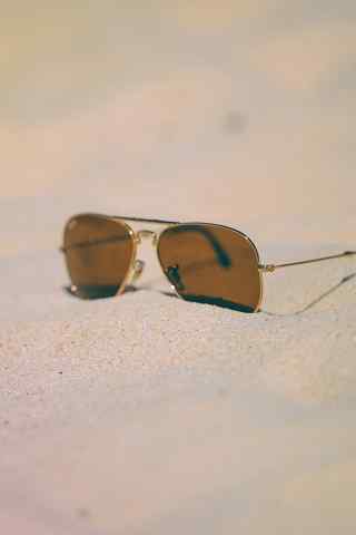 沙滩上的太阳眼镜手机壁纸免费下载