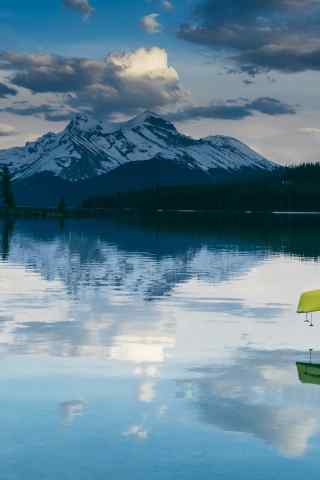 如画的美景-湖上雪山唯美意境手机壁纸图片