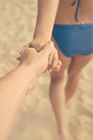 情侣沙滩牵手爱情