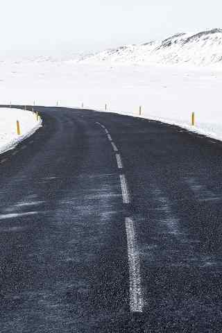 雪地里的沥青公路