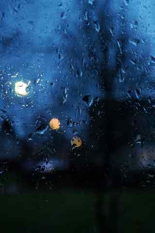 月色下雨水打过的窗户