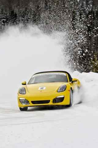 雪地里飘逸的黄色赛车手机图片