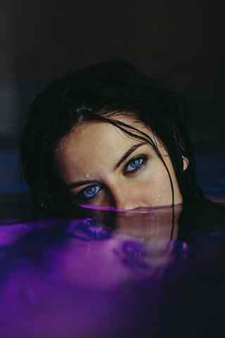 泳池里的性感蓝色眼睛欧美美女