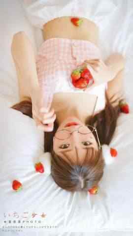 粉嫩俏皮草莓美少女高清手机壁纸