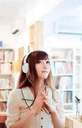 图书馆耳机少女高清手机壁纸