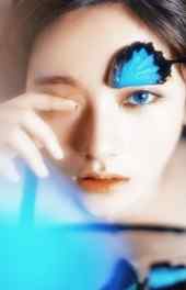 蓝色蝴蝶淡雅气质美女手机壁纸