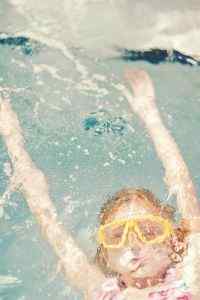 夏天游泳凉爽高清手机壁纸