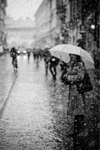 雨天女生孤独撑伞黑白图片手机壁纸