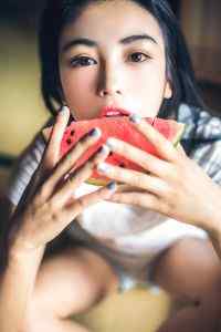 夏日美女吃西瓜超清苹果手机锁屏壁纸