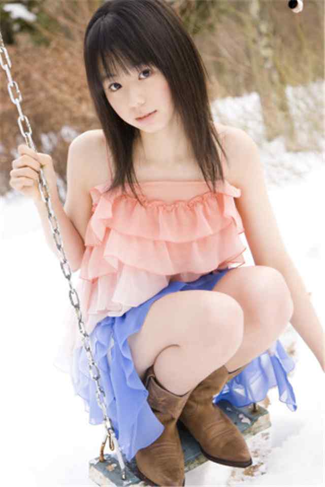 日本甜美美女小池里奈雪地清凉装写真高清手机壁纸