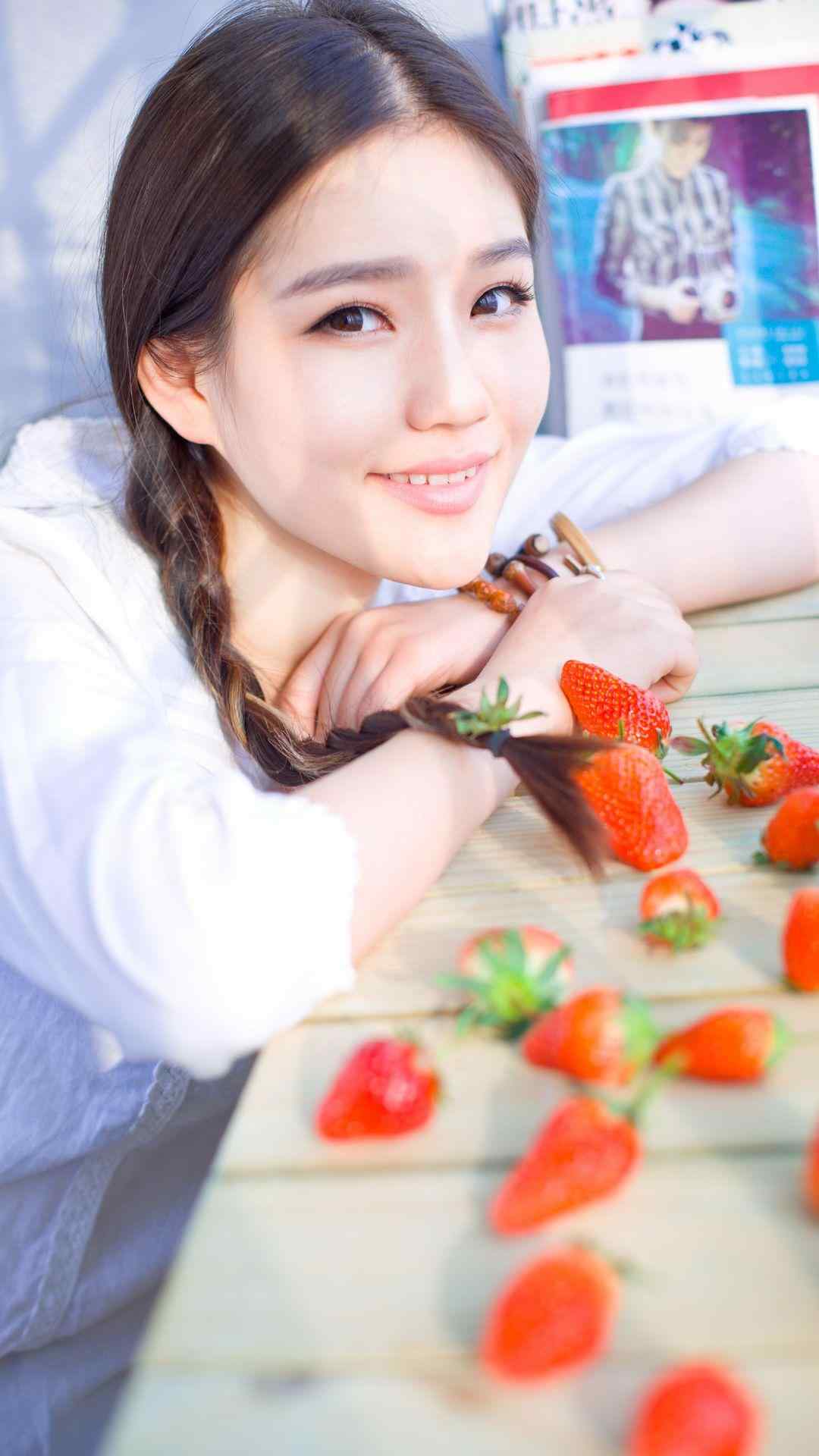 小清新甜美草莓女孩 iPhone 6 Plus手机壁纸