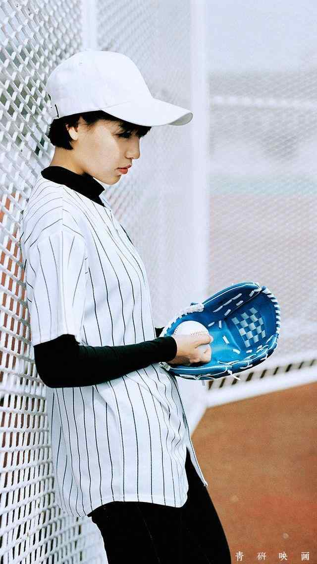 青春靓丽的棒球少女手机壁纸