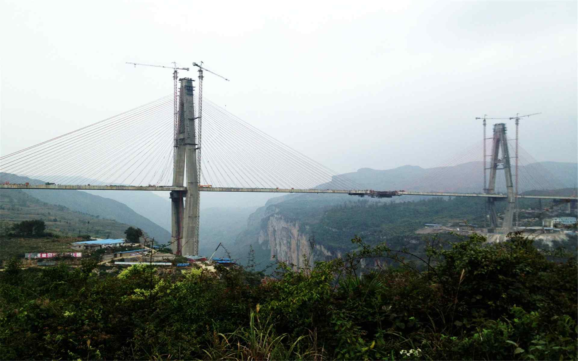 世界最高十座桥梁之一的贵州六冲河特大桥图片