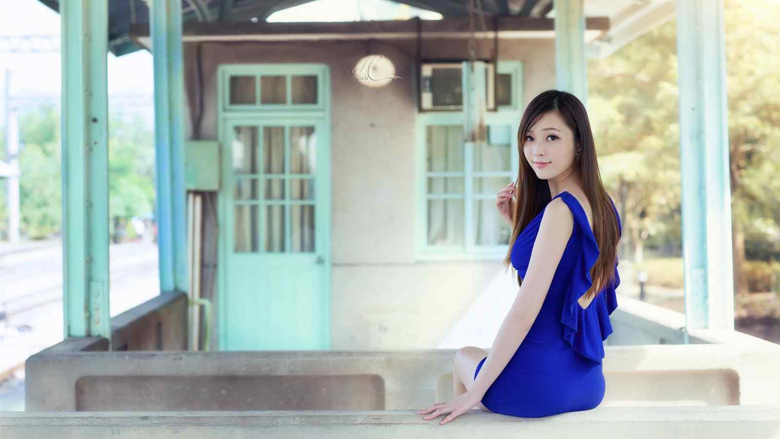 蓝色短裙性感美女图片桌面壁纸
