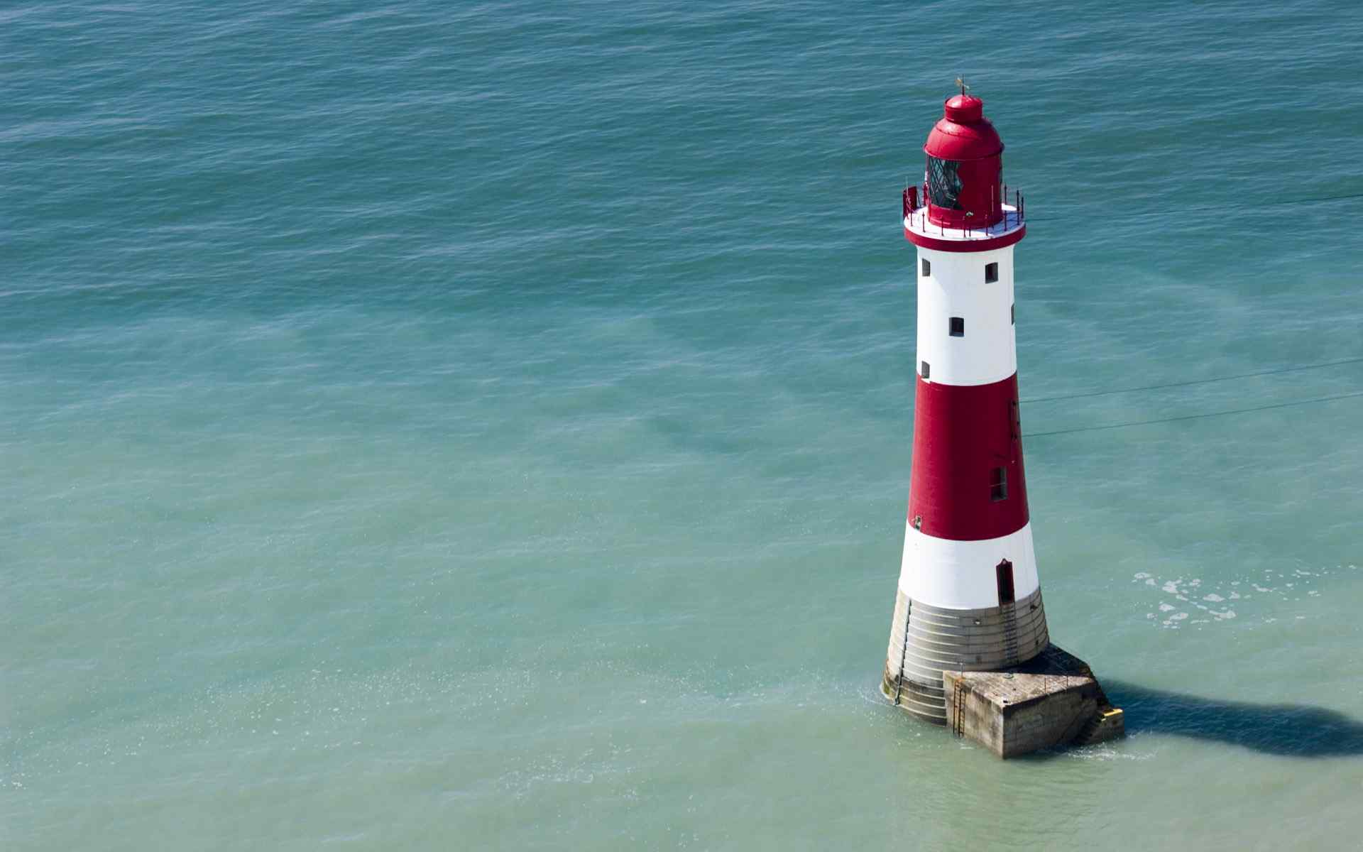 英格兰海面中的海角灯塔桌面壁纸