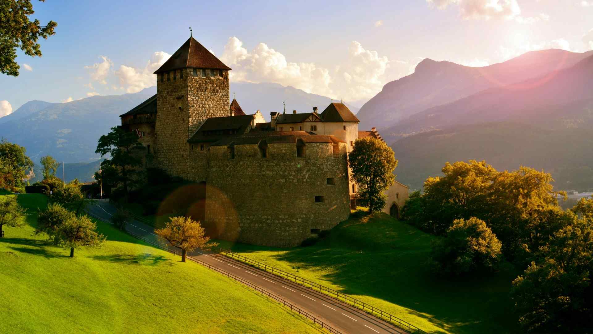 列支敦士登阿尔卑斯山观瓦杜兹城堡壁纸