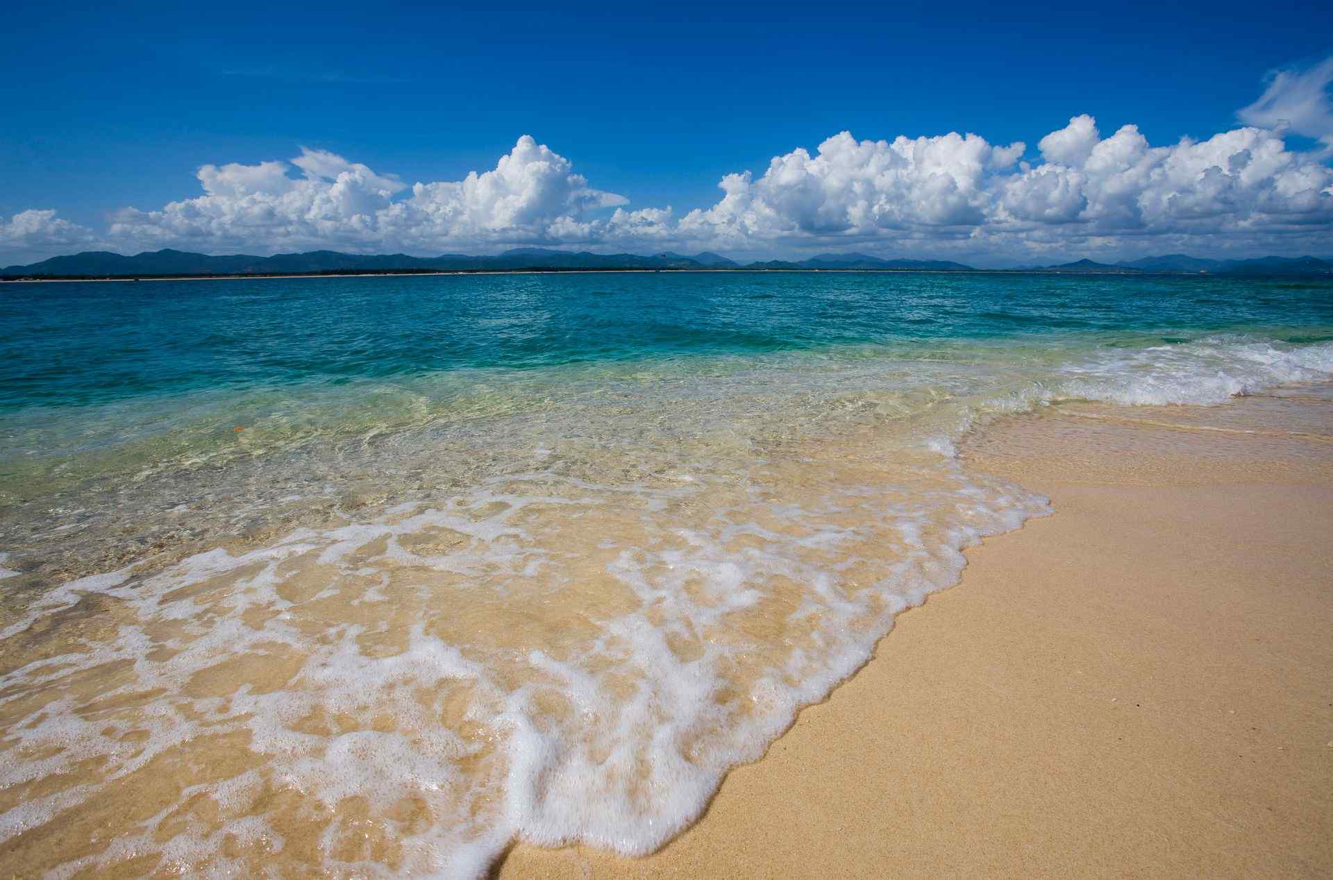 蜈支洲岛海浪海滩拍岸唯美风景桌面壁纸