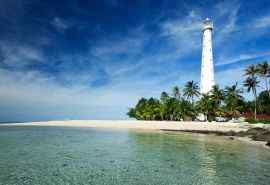 白色的灯塔印度尼西亚旅游风景宽屏桌面壁纸