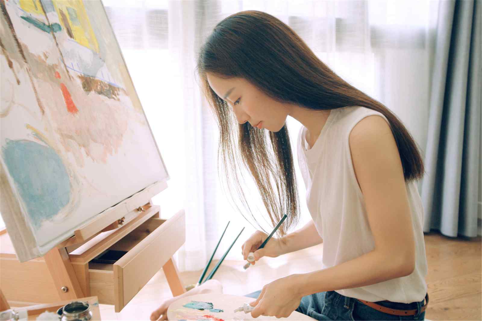 画室里的艺术系美女气质写真电脑桌面壁纸