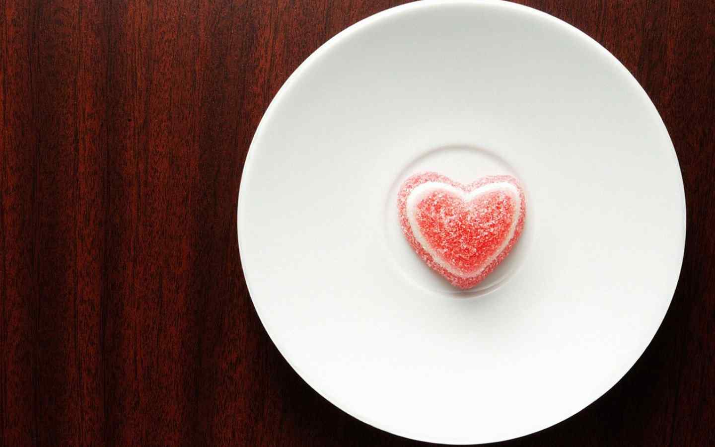 盘中的爱心糖果高清桌面壁纸