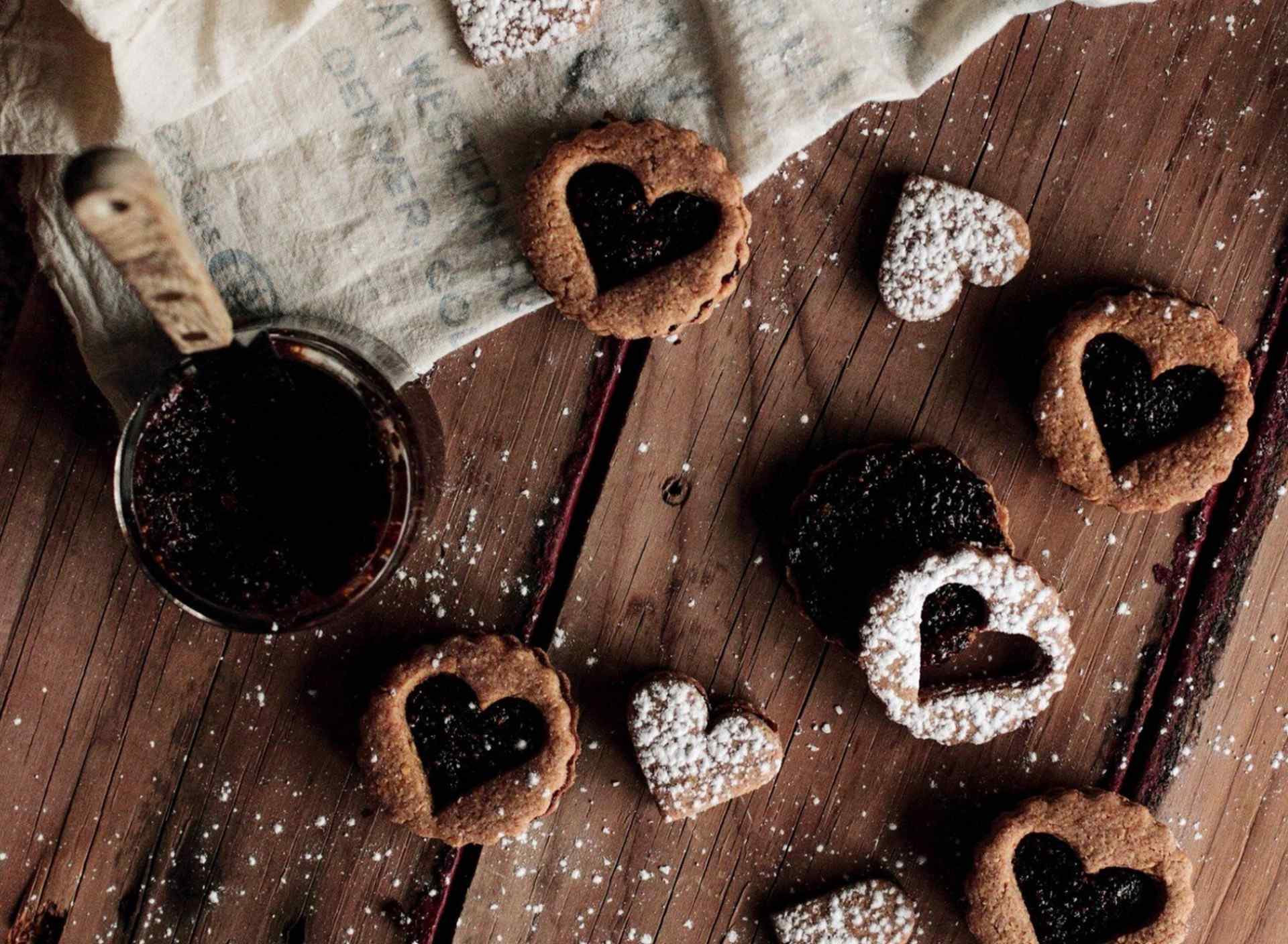 巧克力爱心夹心饼干桌面壁纸