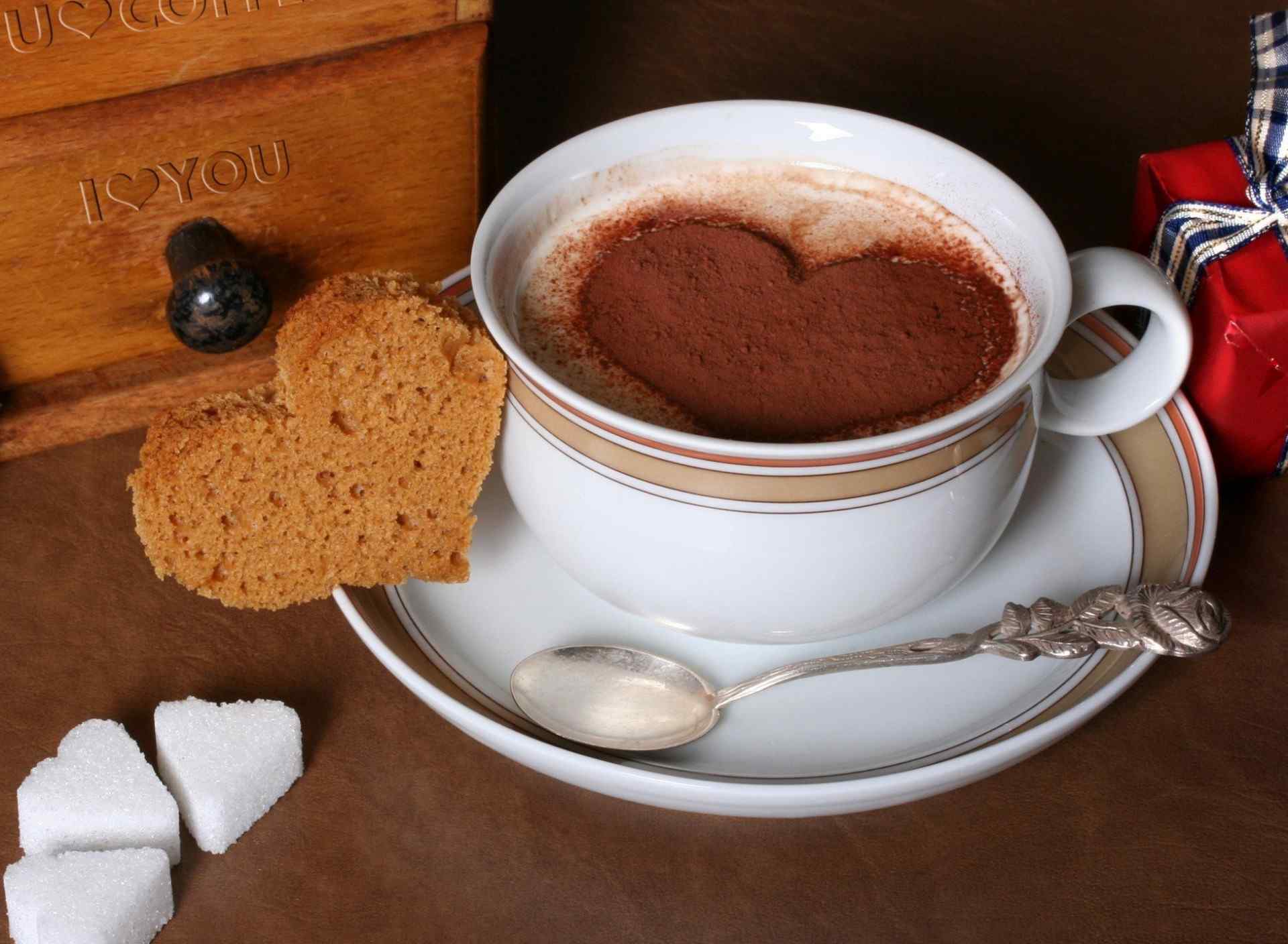 心形咖啡饮料外加心形巧克力饼干桌面壁纸