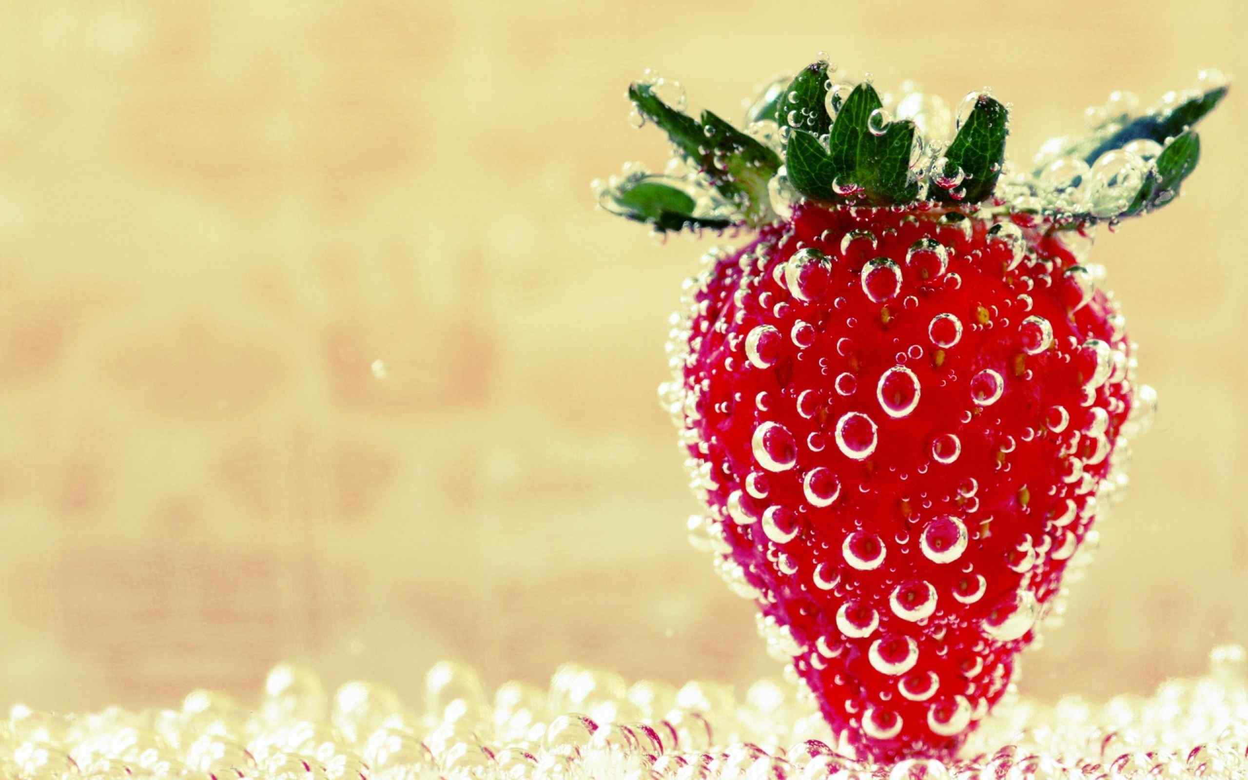 水中气泡草莓高清桌面壁纸