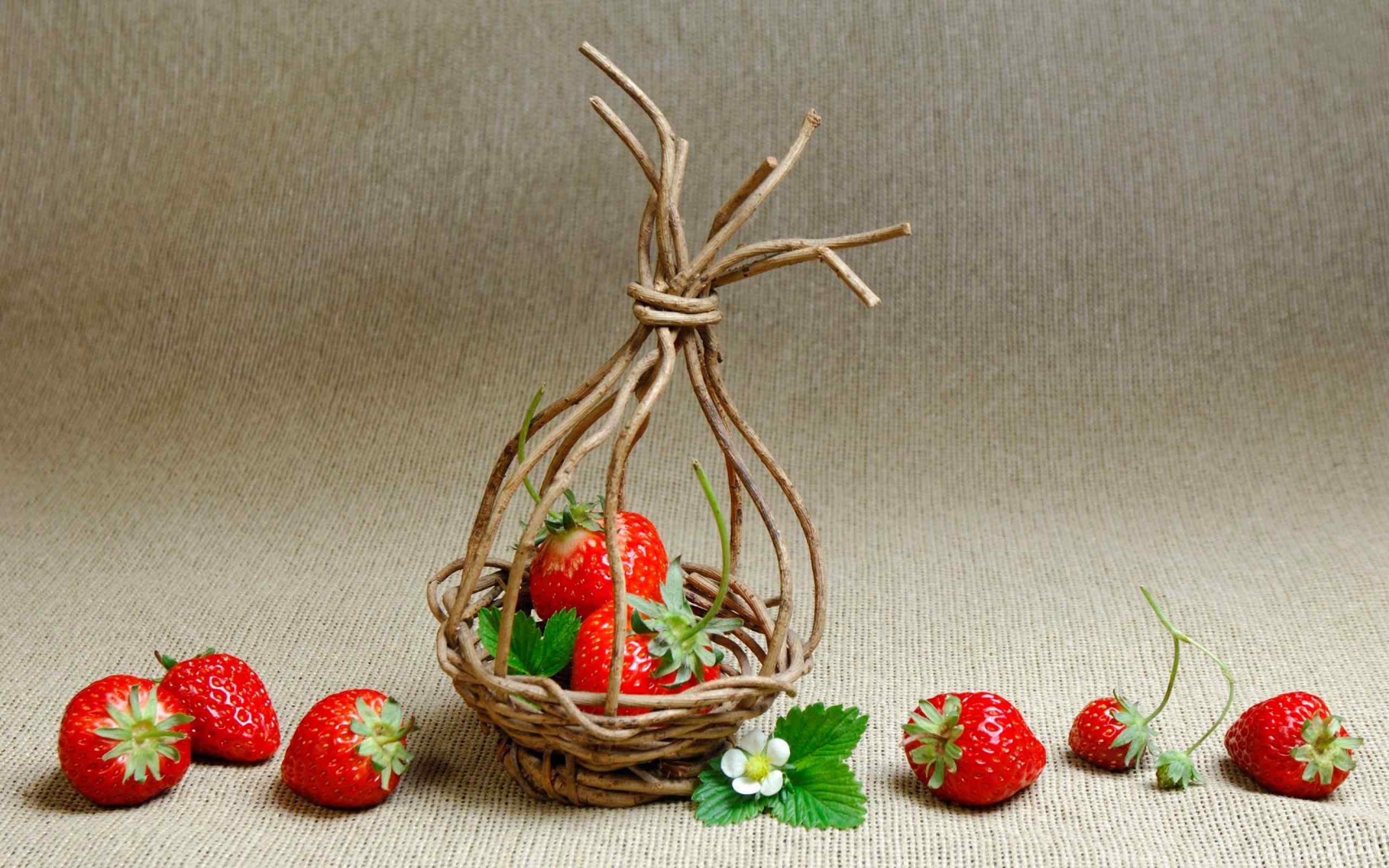 篮装草莓落地水果桌面壁纸