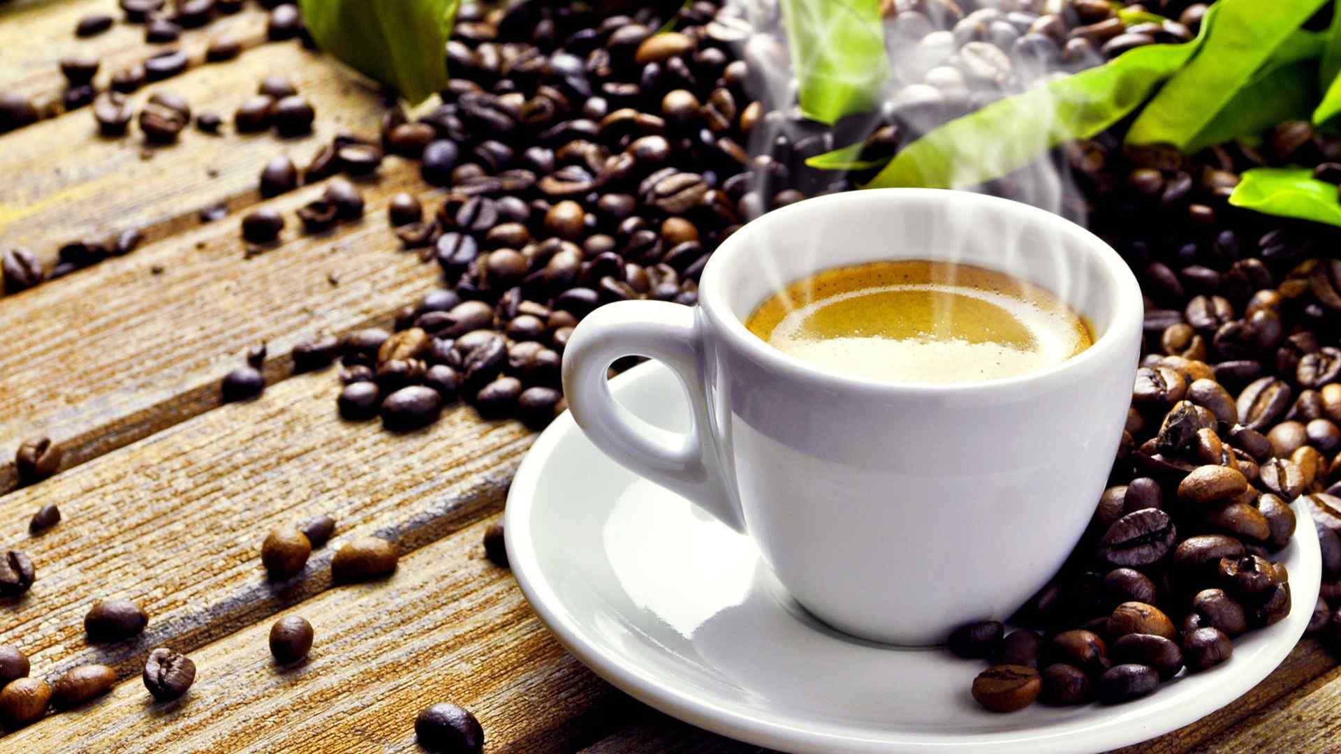 温热的咖啡散落的咖啡豆高清桌面壁纸
