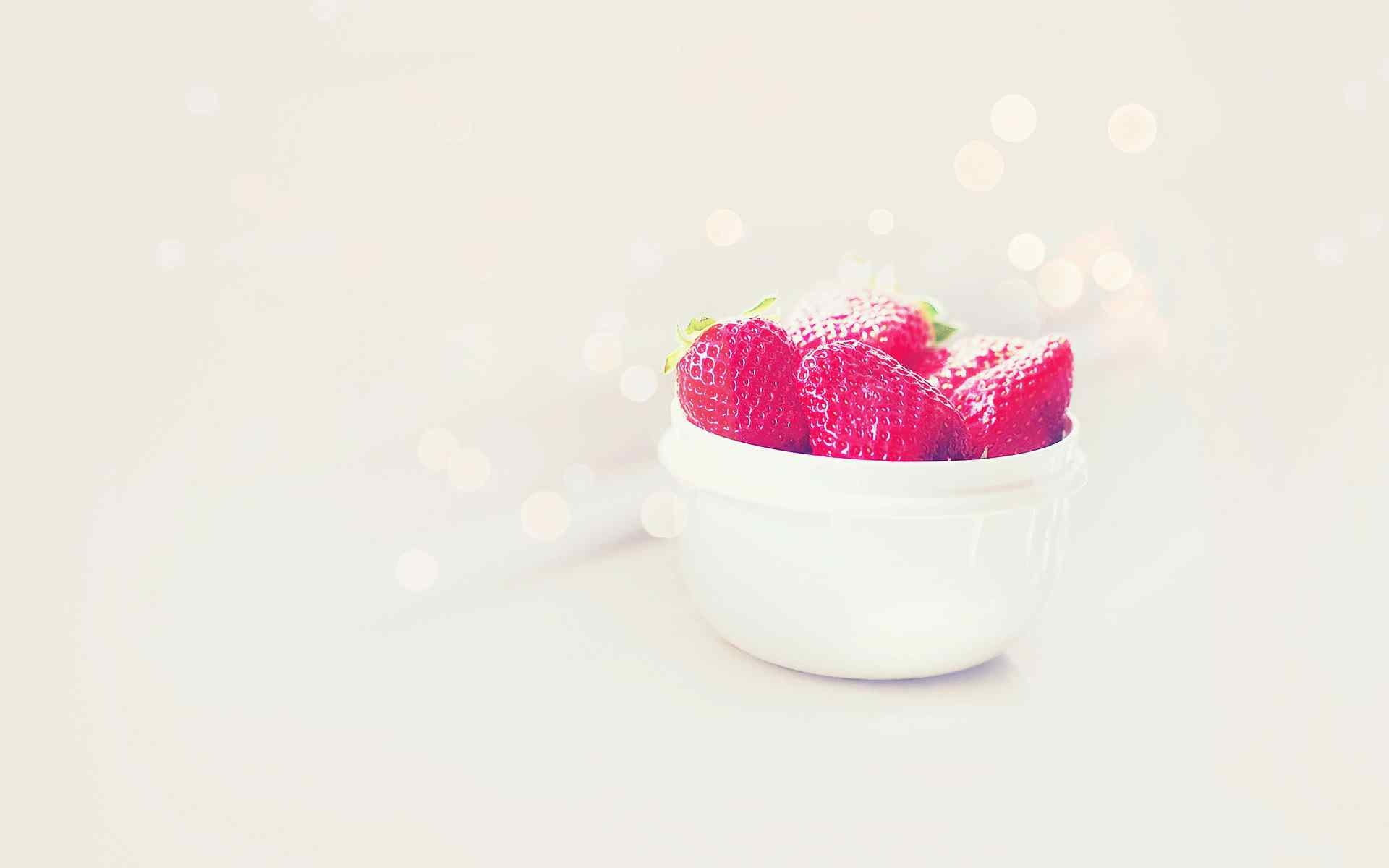 白色陶瓷杯中的草莓桌面壁纸