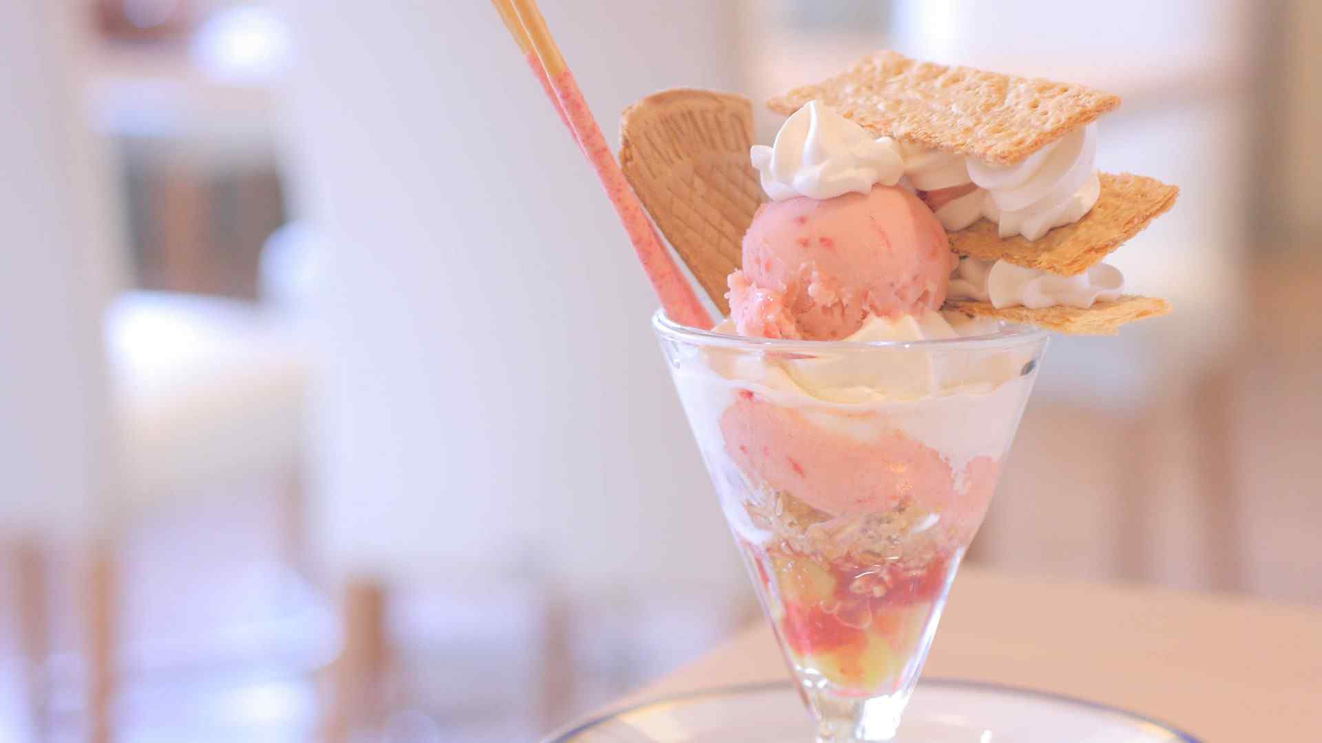 粉红色美味饼干冰淇淋高清桌面壁纸