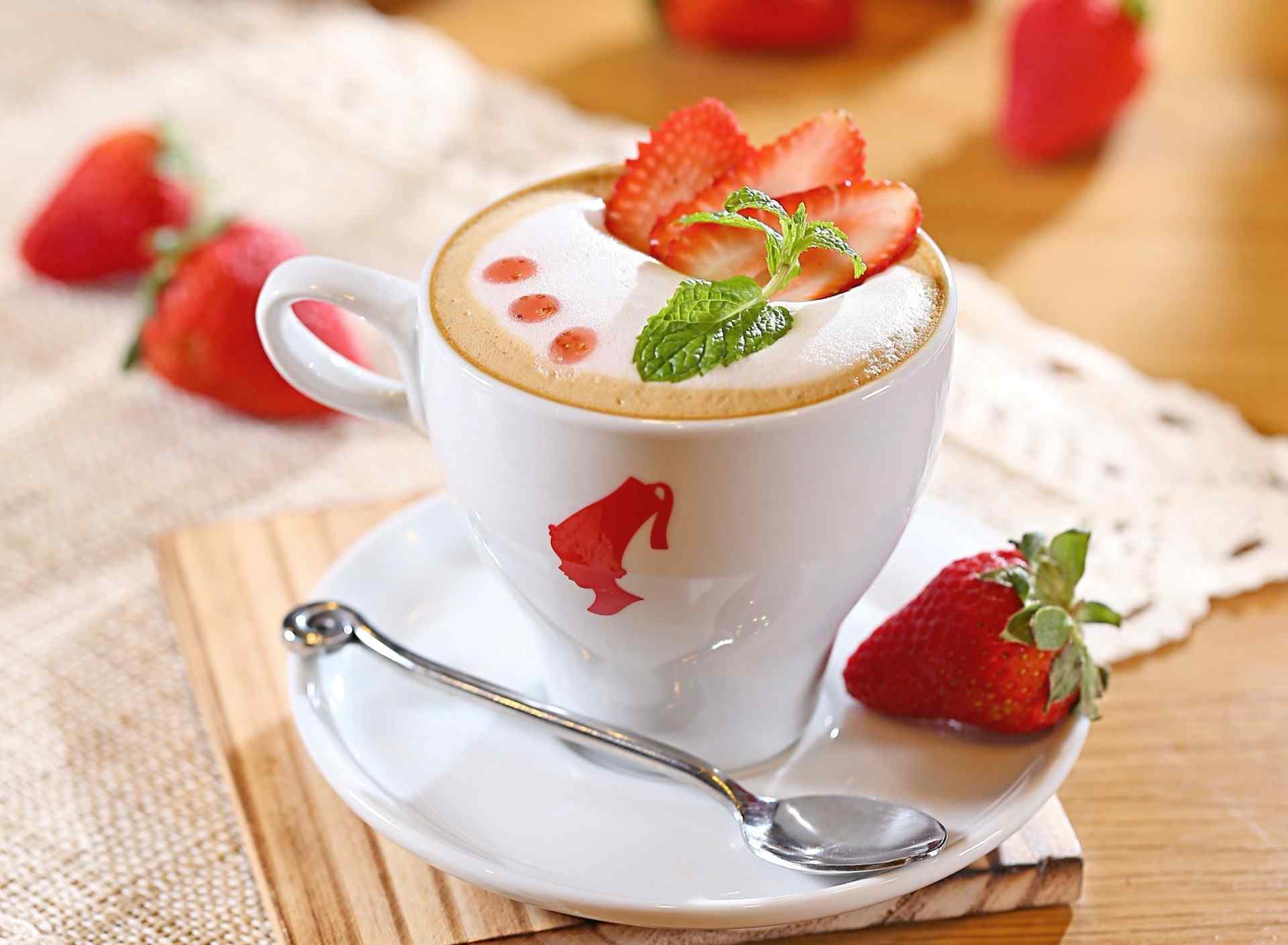 草莓卡布奇诺咖啡桌面壁纸