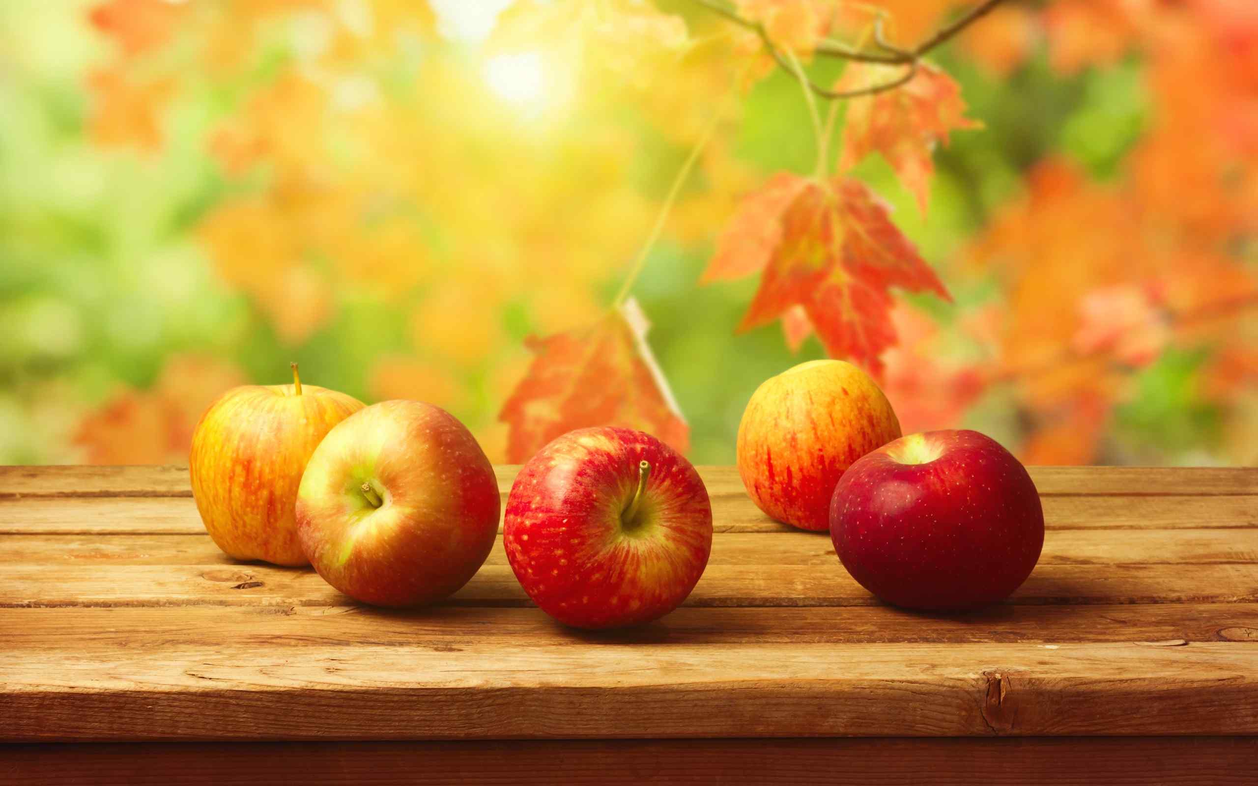 秋天成熟的苹果桌面壁纸