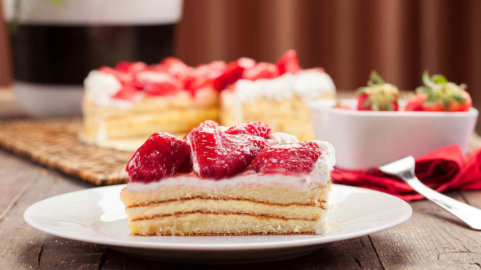 美味的草莓蛋糕高清桌面壁纸