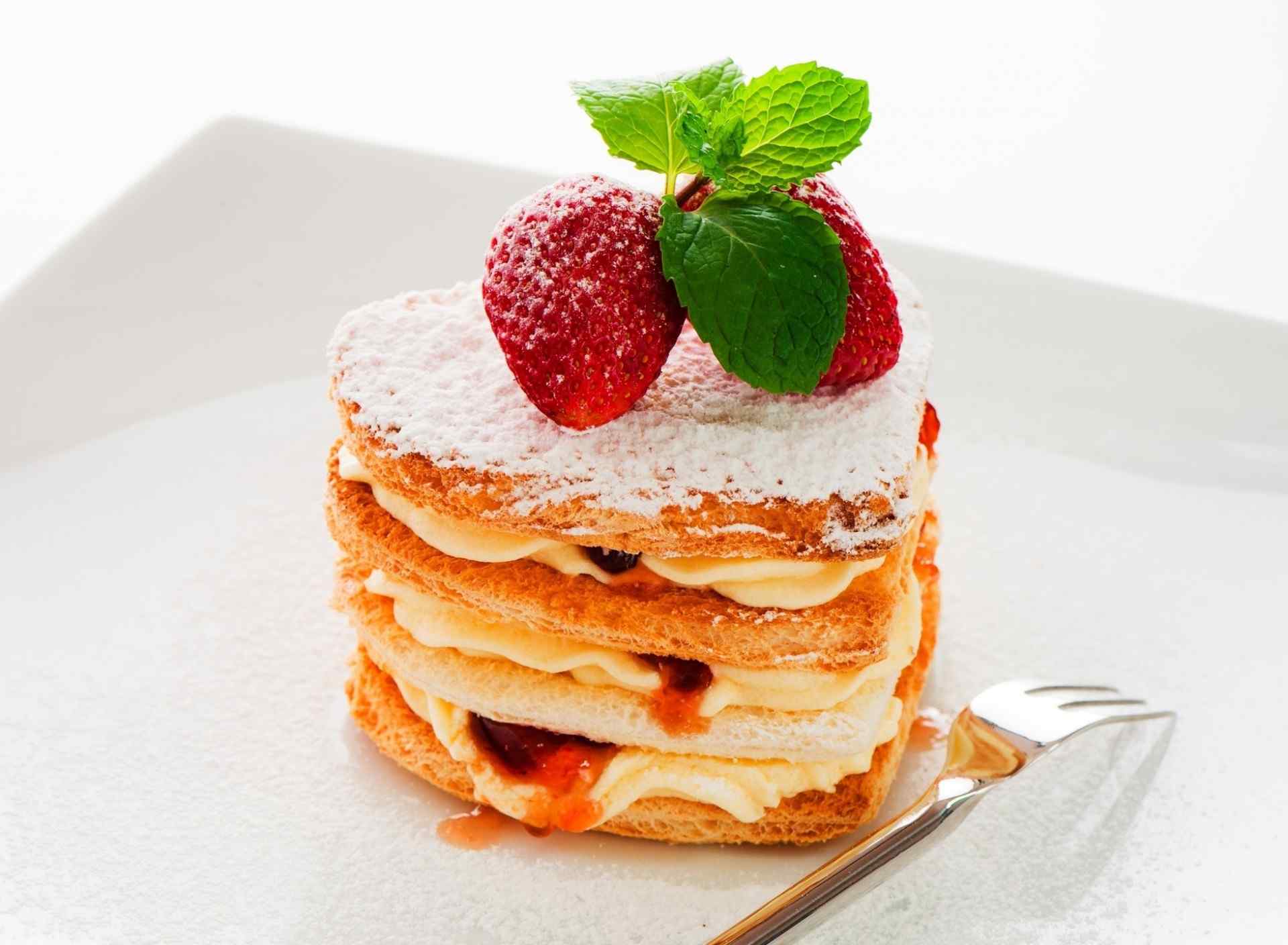 爱心早餐夹心饼水果草莓桌面壁纸