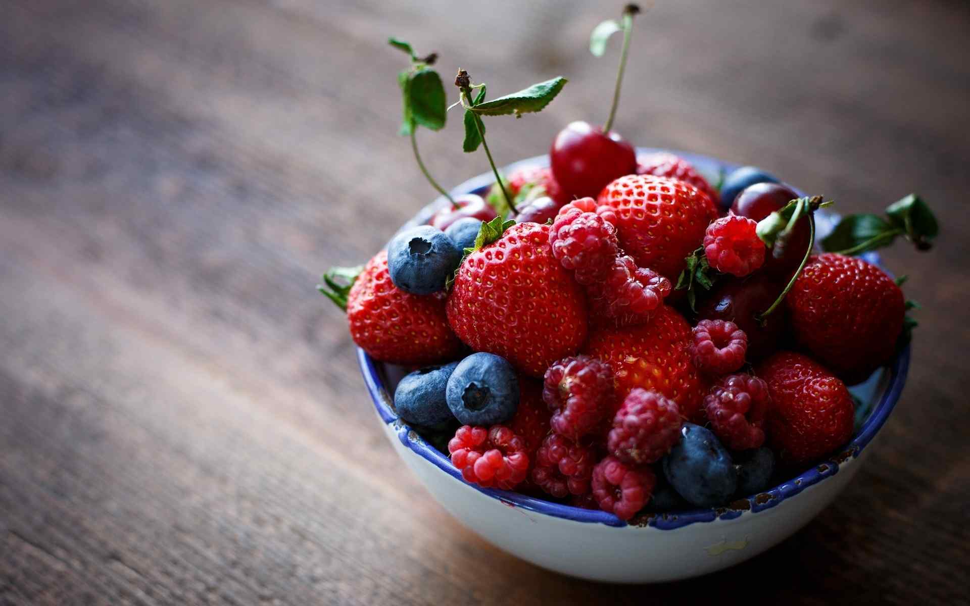 草莓蓝莓水果拼盘桌面壁纸