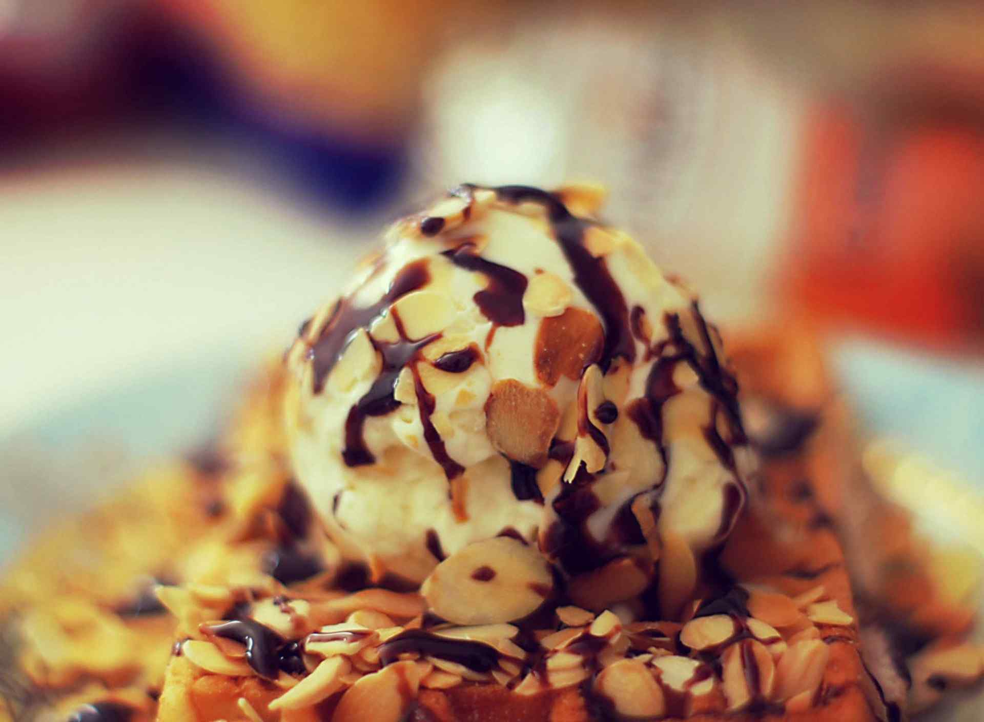 美食巧克力冰淇淋球甜品桌面壁纸