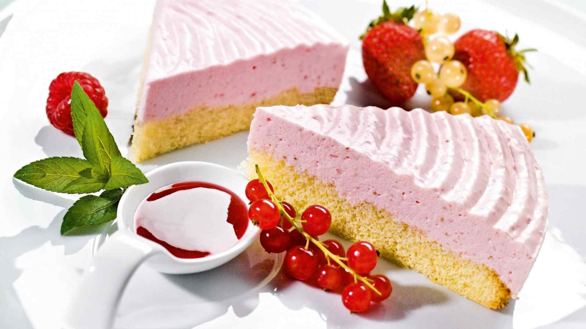 美味的草莓鲜奶油蛋糕壁纸