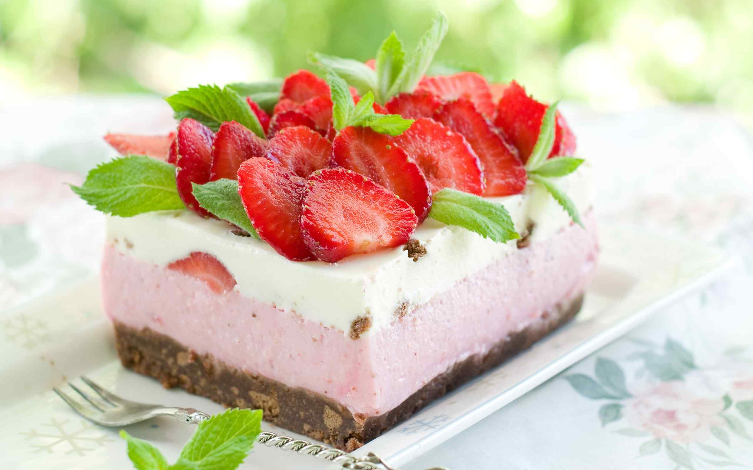 草莓奶油夹心生日蛋糕桌面壁纸