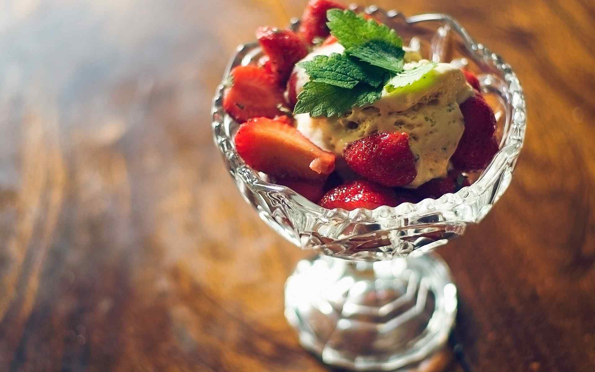 草莓抹茶冰淇淋混搭甜品桌面壁纸