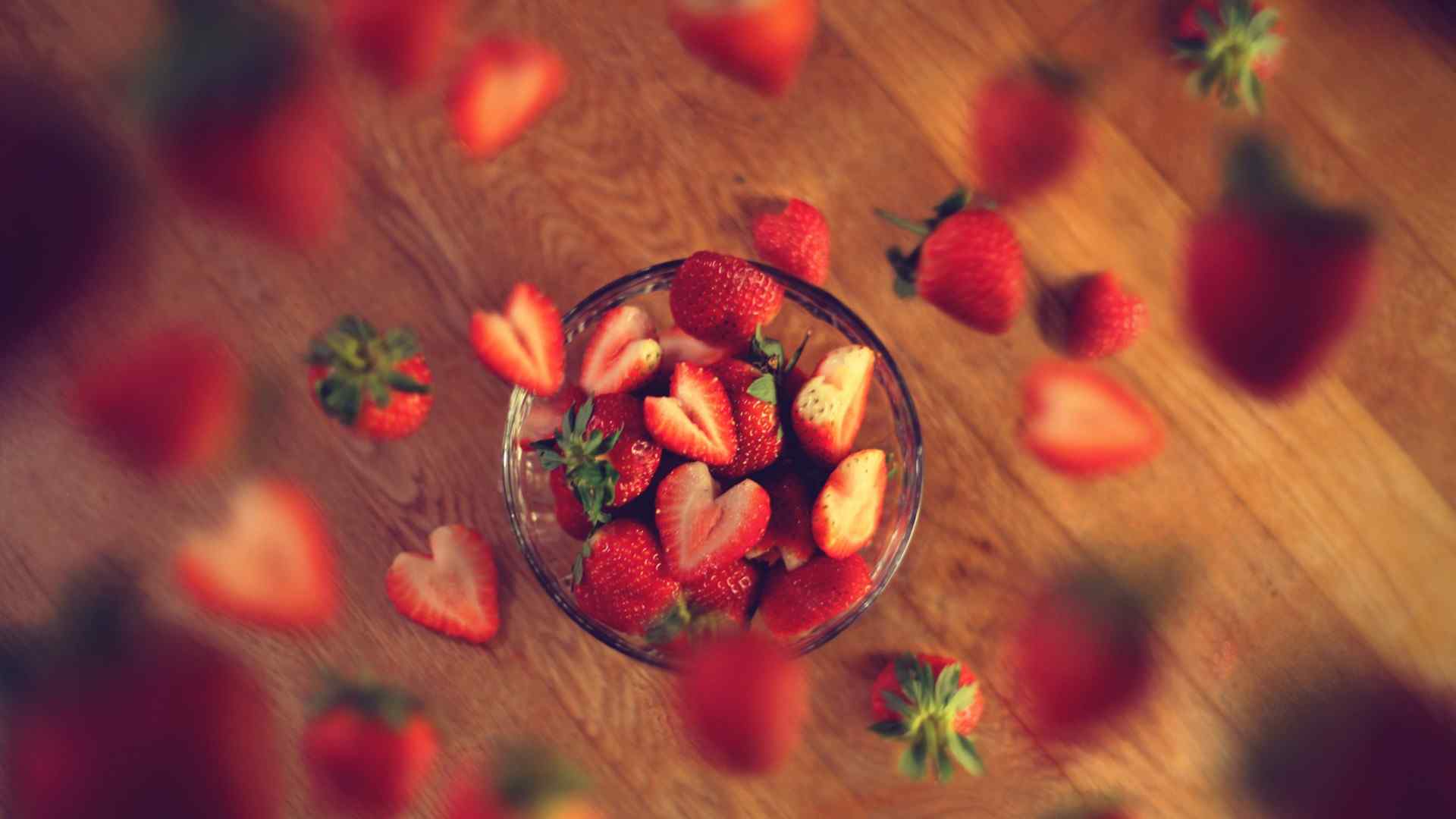 洒落的草莓唯美高清桌面壁纸
