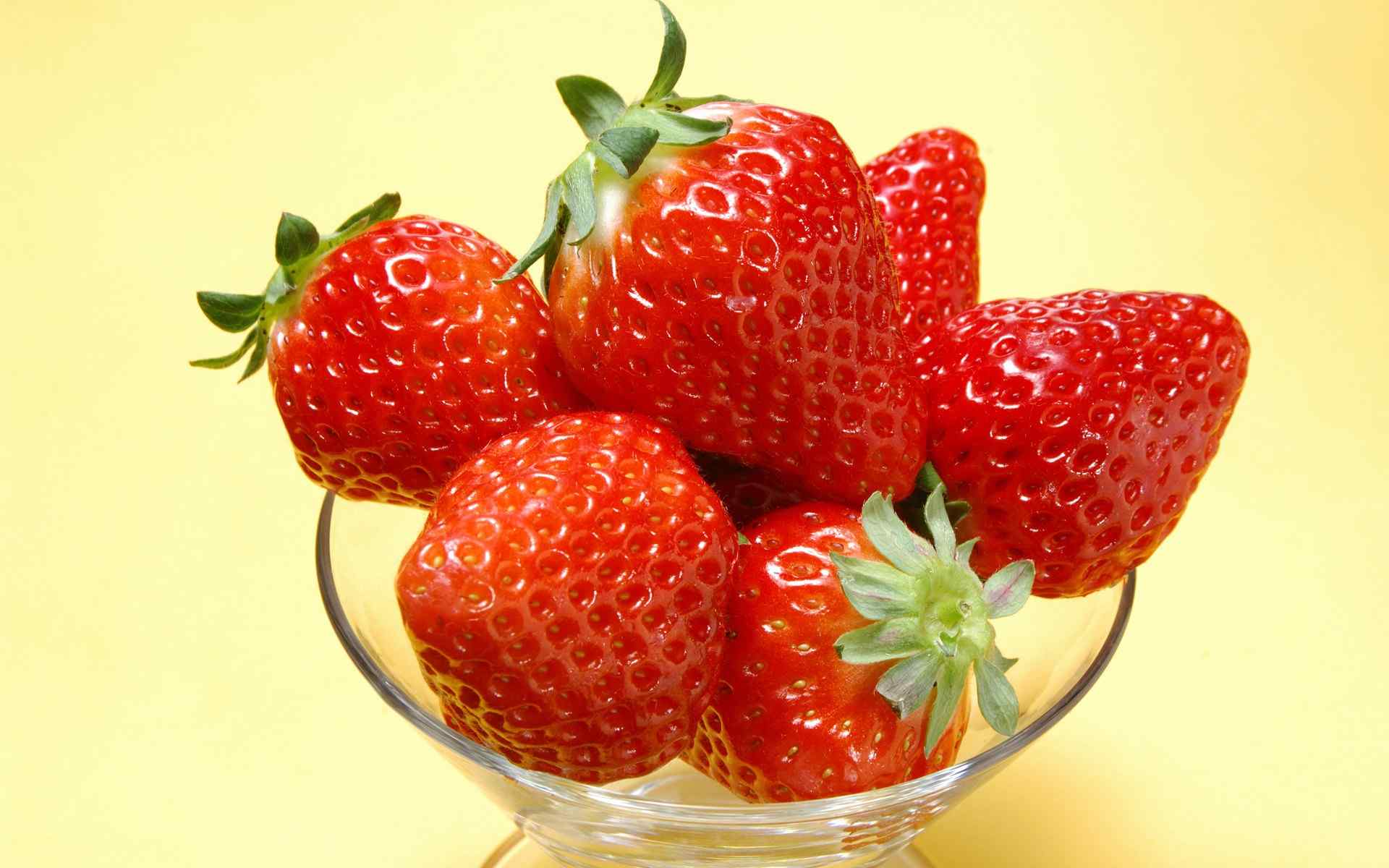 清新可口大颗粒草莓桌面壁纸