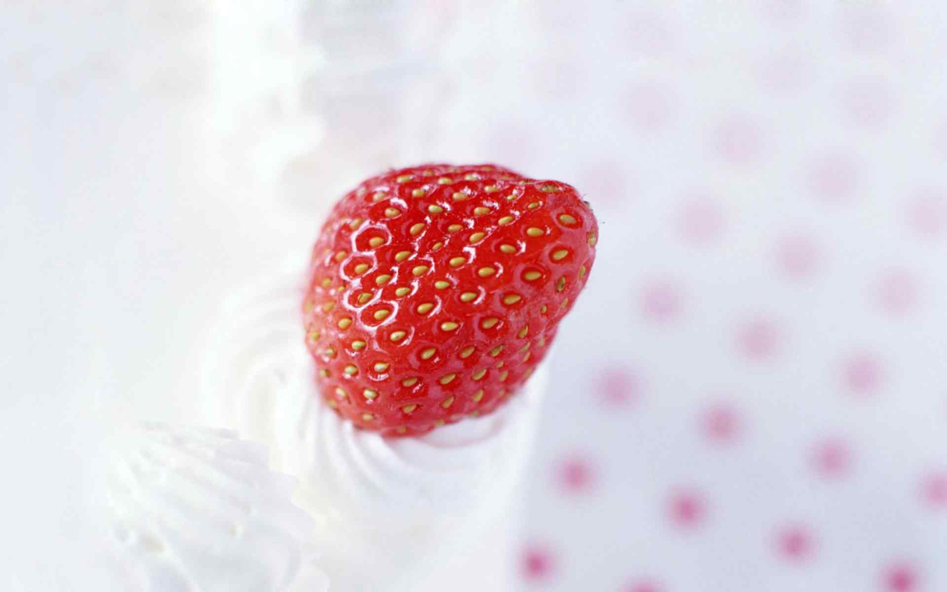 冰淇淋草莓之恋桌面壁纸