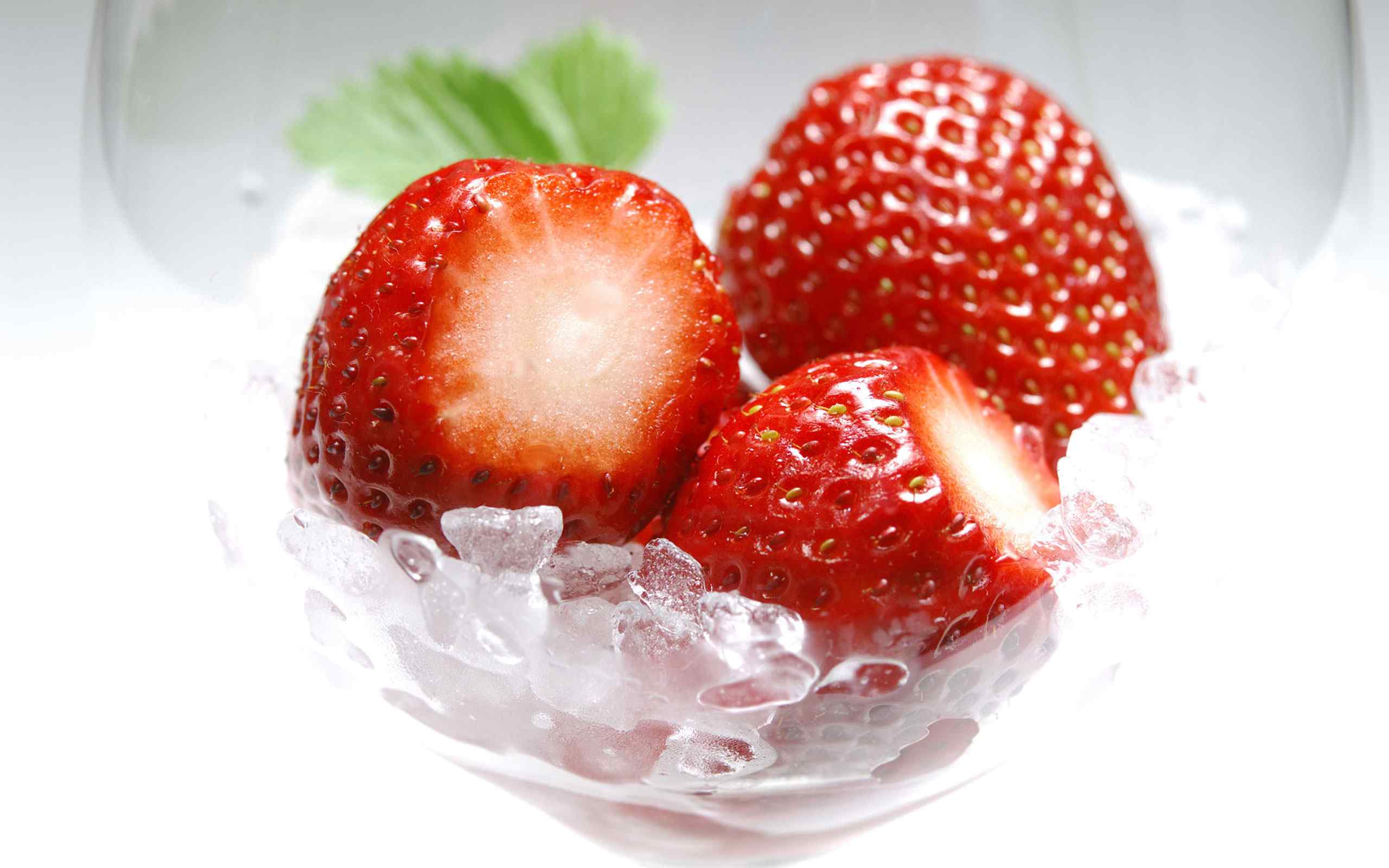 冰镇草莓水果诱惑桌面壁纸