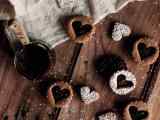 巧克力爱心夹心饼干桌面壁纸
