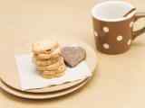 爱心饼干加牛奶早餐桌面壁纸下载