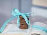 蓝色丝带包装巧克力饼干桌面壁纸