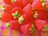 可愛草莓形狀糖果高清桌面壁紙