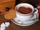 心形咖啡飲料外加心形巧克力餅干桌面壁紙