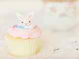 可爱小兔子奶油蛋糕高清桌面壁纸